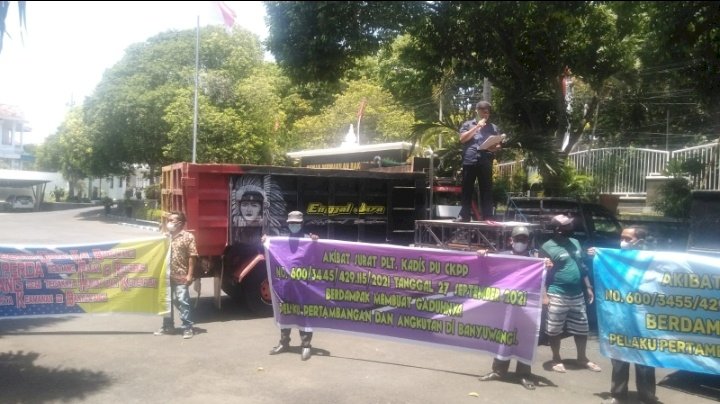 Aspamin Banyuwangi menggelar aksi damai di kantor DPRD Banyuwangi/RMOLJatim