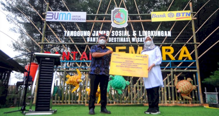 Direktur Compliance and Legal Bank BTN Eko Waluyo melakukan penanaman pohon mangrove bersama Bupati Banyuwangi Ipuk Fiestiandani Azwar Anas di Pantai Cemara, Banyuwangi, Jawa Timur, Jumat (22/10)./Dok