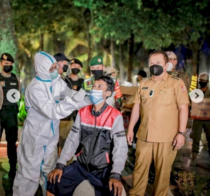 Bupati Hendy melihat pelanggar prokes saat di tes swab/RMOLJatim