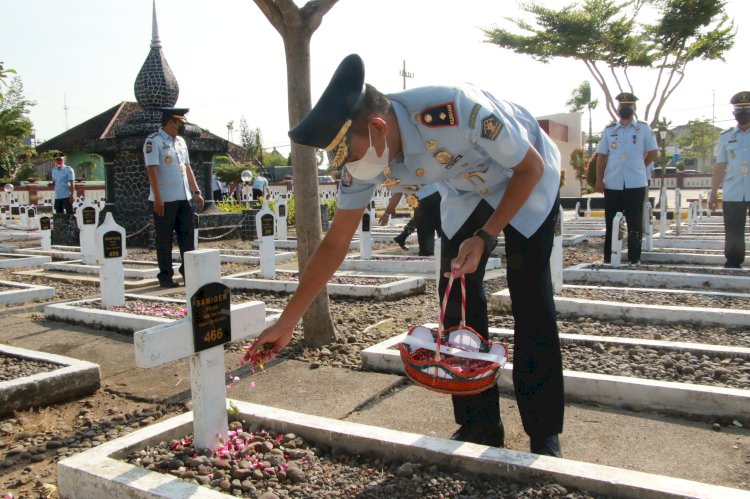 Kepala Kantor Imigrasi kelas II non TPI Madiun Adithia Perdana lakukan Tabur bunga dan Ziarahdi makam pahlawan kota Madiun/Ist