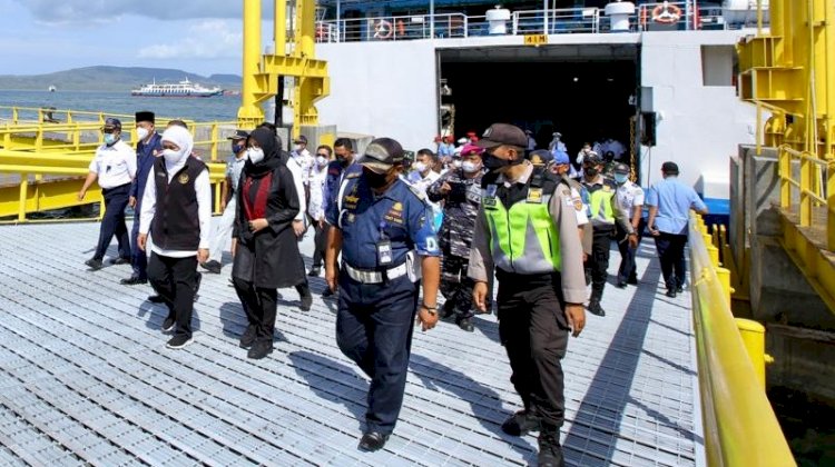 Gubernur Jatim Khofifah meninjau dermaga MB IV di Pelabuhan Ketapang Banyuwangi didampingi Bupati dan sejumlah pejabat/Ist