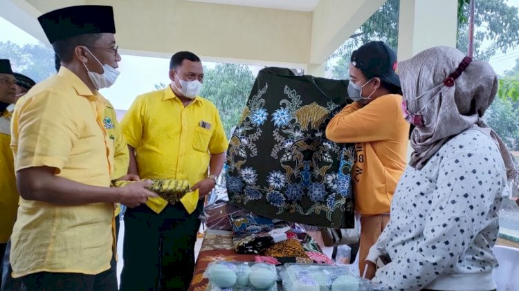 Misbakhun saat melihat salah satu produk batik tulis dalam pameran produk UMKM di Kecamatan Maron Kabupaten Probolinggo. /RMOLJatim