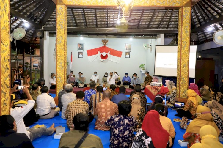 Wali Kota Eri cangkrukan bareng warga di Balai RW X, Kelurahan Ngagelrejo, Kecamatan Wonokromo Surabaya/RMOLJatim