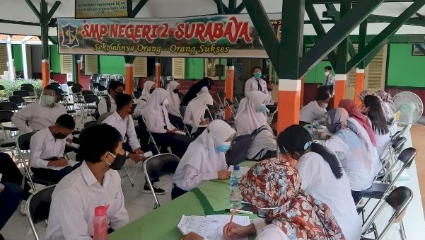 Pelajar SMP negeri dan swasta di Kota Surabaya melakukan pemeriksaan Swab RT-PCR berkala/RMOLJatim