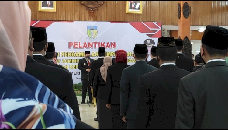 Bupati Hanindhito Himawan Pramana saat melantik puluhan pejabat/Ist