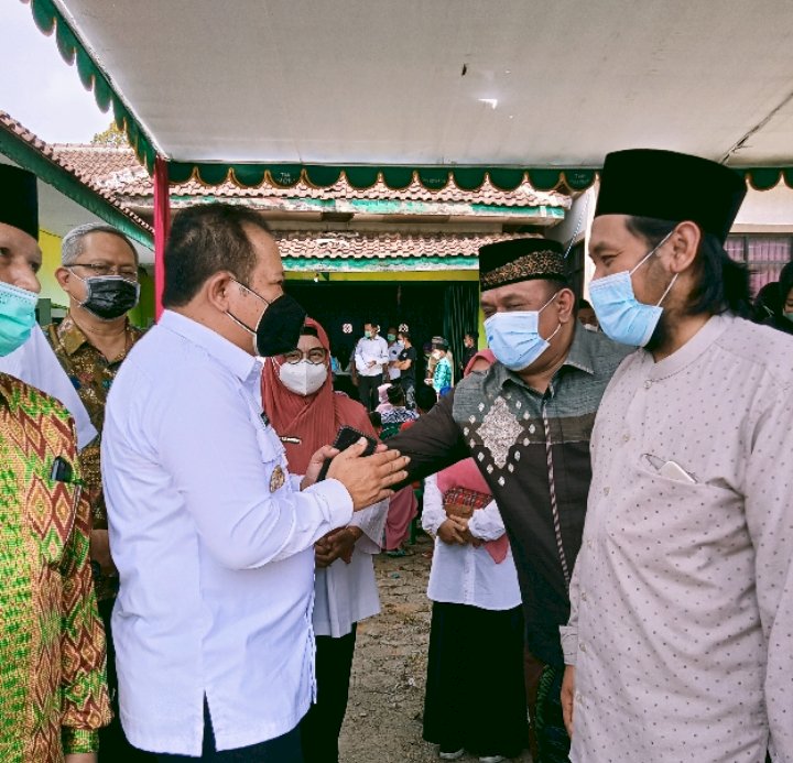 Bupati Jember Hendy Siswanto saat memantau pelaksanaan vaksinasi di ponpes Miftahul Ulum Desa Suren Kecamatan Ledokombo/RMOLJatim