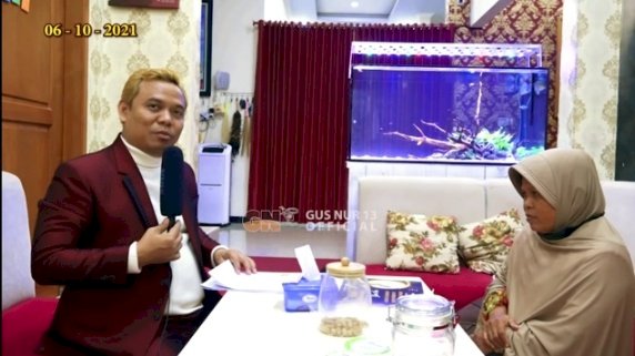 Tangkapan layar video Sri Patokah berhadapan dengan Gus Nur di YouTube