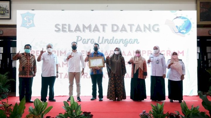 Wali Kota Eri usai menyerahkan piagam penghargaan Proklim kepada salah satu RW di Kota Pahlawan/RMOLJatim