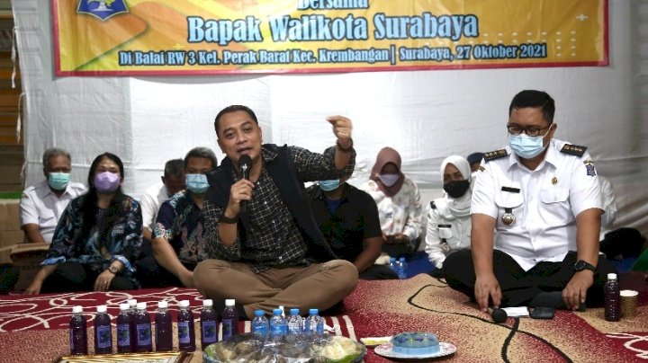 Wali Kota Eri saat cangkrukan di Balai RW 3 Perak Barat/RMOLJatim