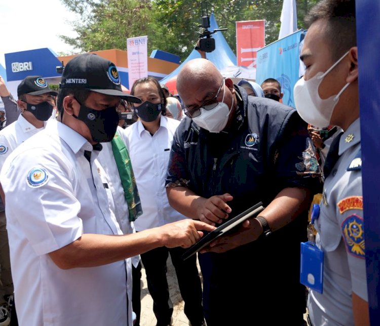 (Ki-Ka) Menteri Kelautan dan Perikanan RI, Ir. Sakti Wahyu Trenggono, M.M (bertopi hitam) sedang mencoba aplikasi Laut Nusantara dalam peringatan HUT ke-22 KKP/Ist