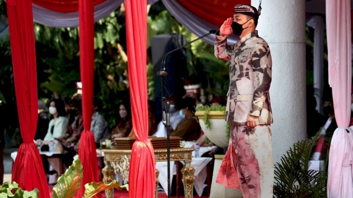 Wali Kota Eri saat memimpin upacara Sumpah Pemuda di Balai Kota Surabaya/ist