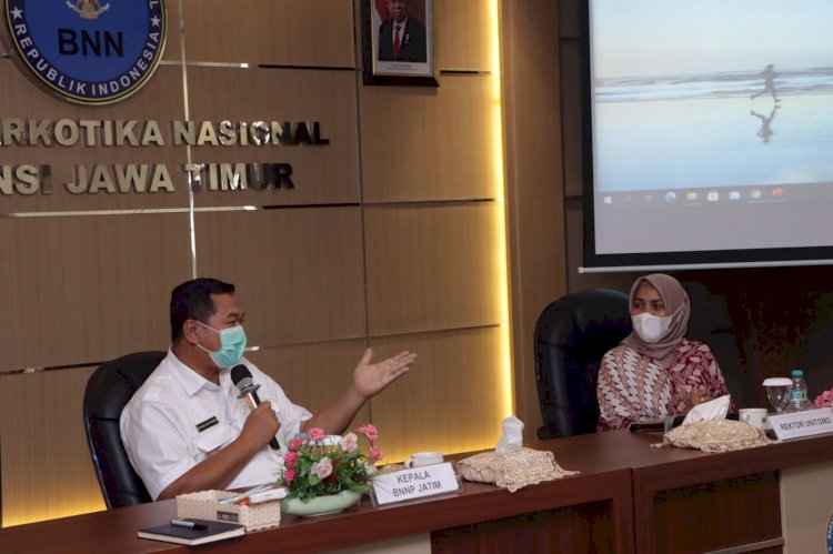 Kepala BNN Provinsi Jatim, Mohamad Aris Purnomo bersama Rektor Unitomo, Siti Marwiyah/Ist