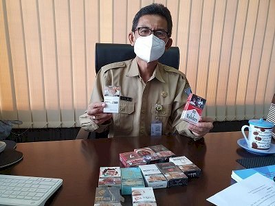 Susilo menunjukkan Rokok tanpa cukai/Ist