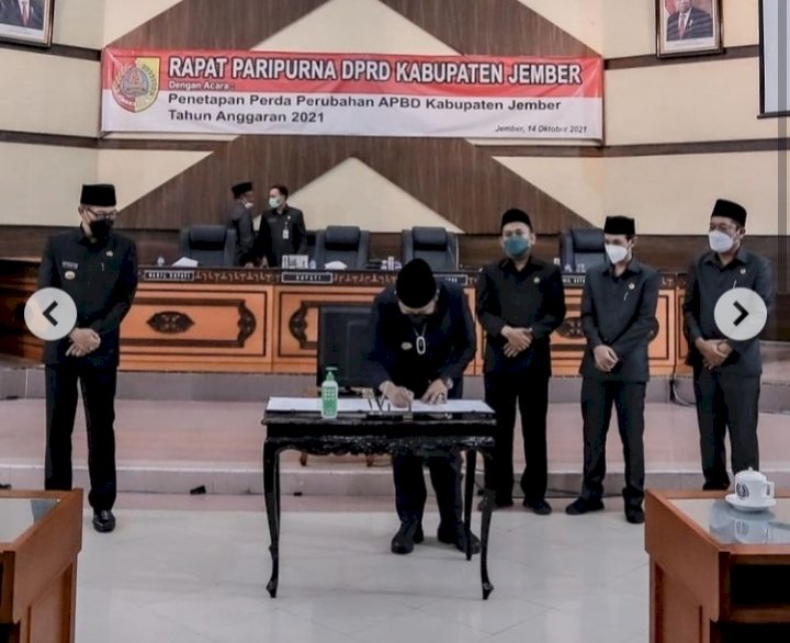 Bupati Hendy Siswanto bersama pimpinan DPRD Jember, saat penandatanganan P-APBD/RMOLJatim