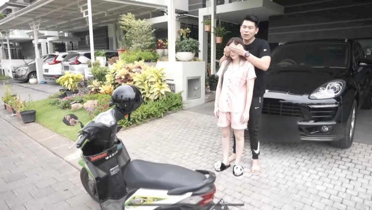 Andy Sugar saat menjahili istri/Ist