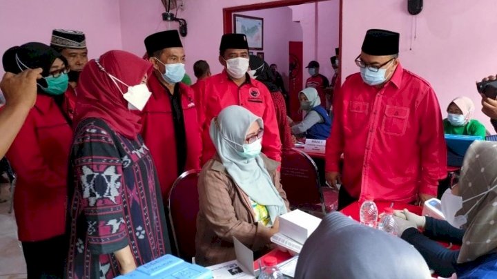 Plt Bupati Probolinggo, Timbul Prihanjoko saat meninjau Vaksinasi di Kantor DPC PDIP Jalan Raya Dringu. /RMOLJatim 
