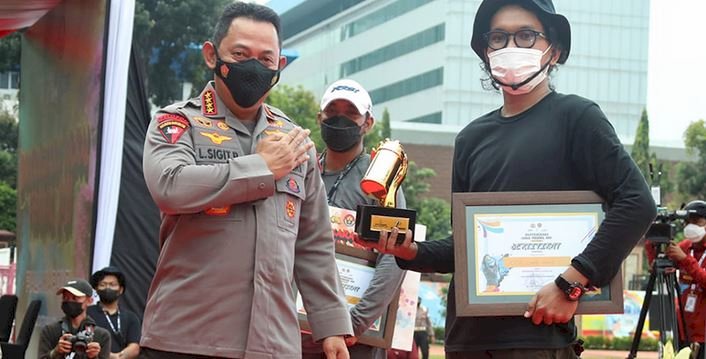 Kapolri Jenderal Listyo Sigit Prabowo saat menyerahkan tropy dan setifikat bagi pemenang Bhayangkara Mural Festival/Ist