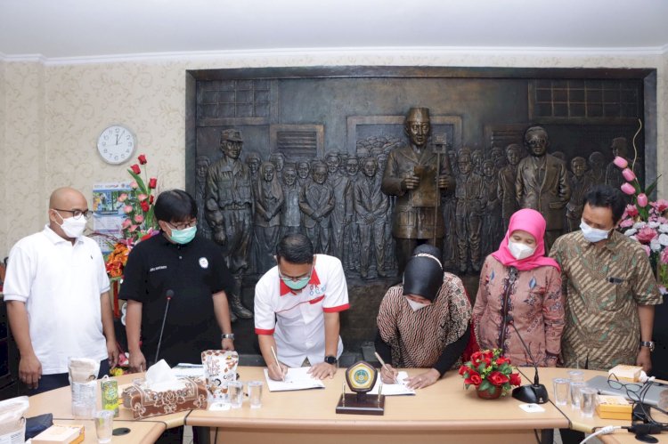 Rektor Unitomo, Siti Marwiyah dan Ketua Umum Ok Oce Indonesia menandatangani MoU/Ist