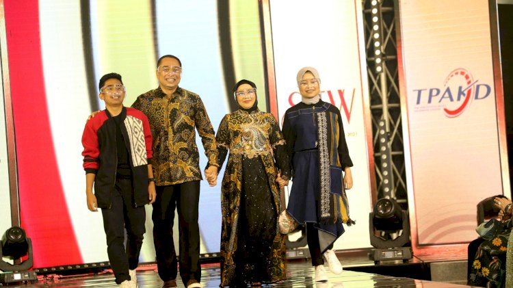 Wali Kota Eri bersama keluarga saat membuka pagelaran SFW 2021 di Main Atrium Grand City Surabaya/ist