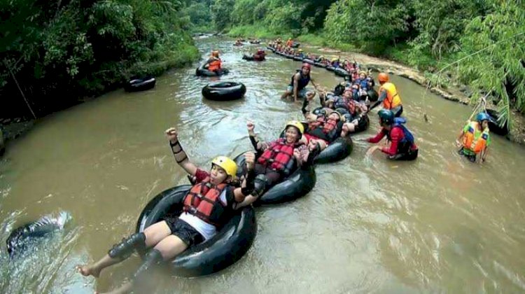 Wisatawan saat menikmati arung jeram/Ist