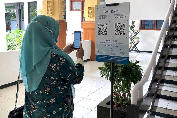 Masyarakat Saat Masuk Wilayah Menggunakan QR Code