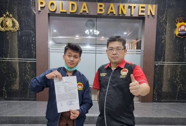 LQ Indonesia Lawfirm saat melaporkan istri bos Kopi Kapal Api, Soedomo Mergonoto, yakni Mimihetty Layani dan anaknya Christeven Mergonoto ke Polda Banten/ist
