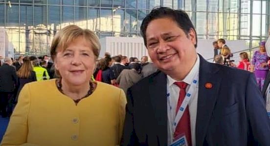 Menteri Koordinator Perekonomian Airlangga Hartarto bersama Kanselir Jerman Angela Merkel yang mengenakan baju kuning/Ist