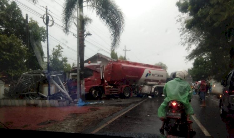 Truk Tangki BBM Pertamina saat alami kecelakaan/RMOLJatim