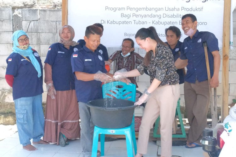 Anggota Komisi C DPRD Bojonegoro, Natasha Devianti membaur dengan kaum disabilitas saat lokakarya Strategi Branding dan Marketing Online, Pembangunan Usaha Produktif Penyandang Disabilitas yang digelar ExxonMobil Cepu Limited (EMCL)