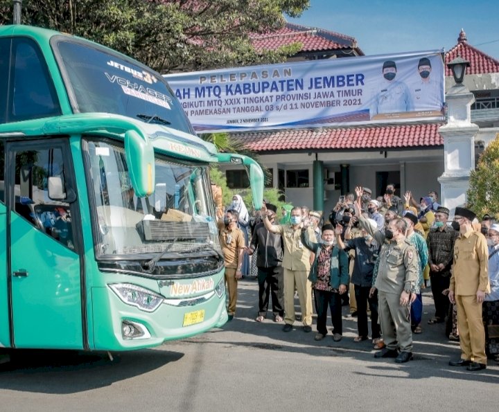 Bupati Hendy dan Wakil Bupati Jember, Gus Firjaun saat melepas Kafilah MTQ tingkat Provinsi/RMOLJatim  