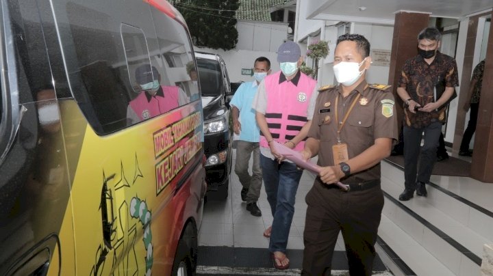 Terdakwa saat akan dijebloskan ke tahanan 
