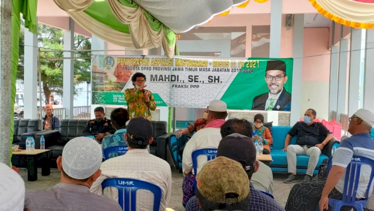 Kang Mahdi saat menggelar reses bersama para nelayan Pulau Gili Ketapang Kecamatan Sumberasih Kabupaten Probolinggo. /RMOLJatim