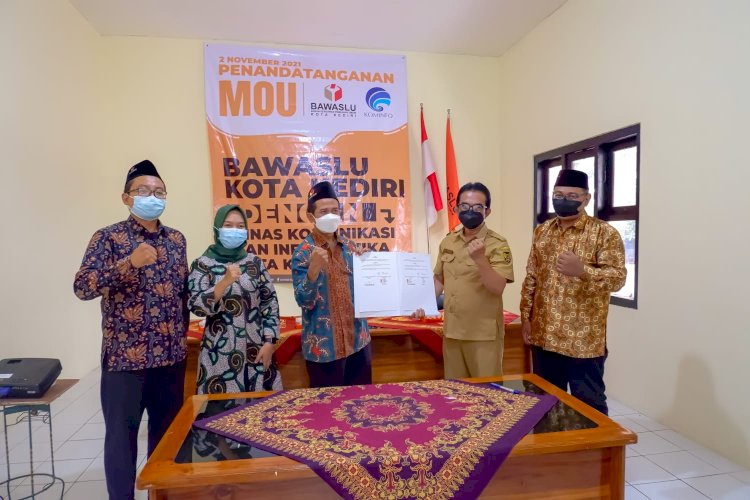 Dinas Kominfo Kota Kediri dan Bawaslu Tanda Tangani MOU