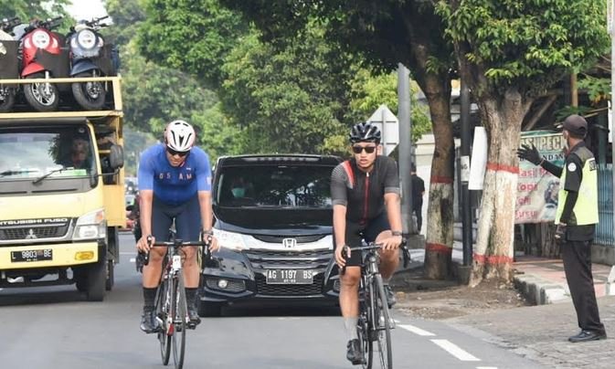 Walikota Kediri bersepeda saat tandatangani MOU di Kabupaten Blitar/Ist