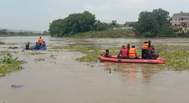 Tim evakuasi pencairan korban tenggelam/RMOLJatim