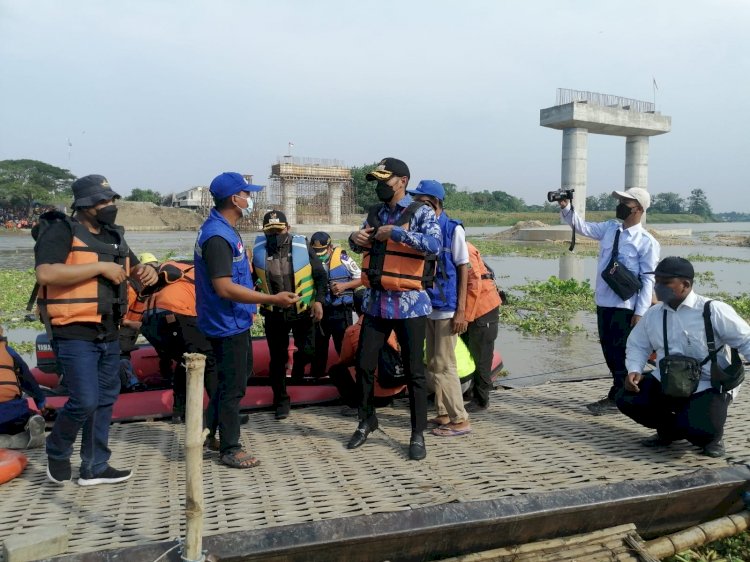 Bupati Tuban Aditya Halindra Faridzky saat memantau pencarian korban perahu tenggelam/RMOLJatim
