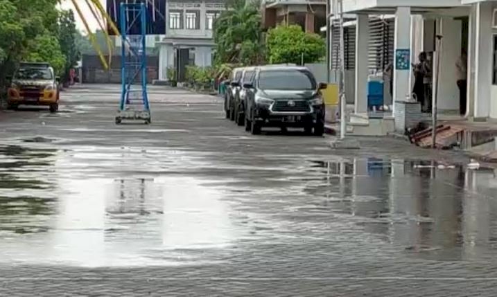 Tampak mobil KPK dan aparat kepolisian di Pondok Hati/RMOLJatim