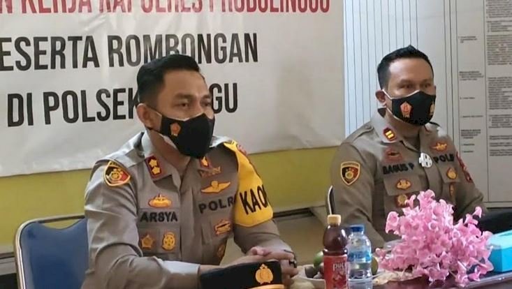 Kapolres Probolinggo AKBP Teuku Arsya Kadhafi saat berkunjung ke Mapolsek Dringu/RMOLJatim