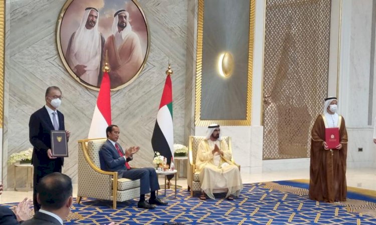 Chairman & CEO Sinar Mas Telecommunication and Technology, Franky Oesman Widjaja mendampingi Presiden RI Joko Widodo, Perdana Menteri UEA dan Ruler of Dubai, HH Sheikh Mohammed bin Rashid Al Maktoum dalam Pertukaran dokumen perjanjian di Dubai/Ist