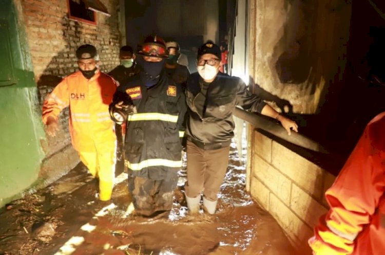 Wali Kota Malang, Drs. H. Sutiaji saat meninjau banjir bandang di Batu/Dokumen Diskominfo