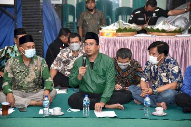 Bupati Sidoarjo Gus Muhdlor saat pimpin pertemuan warga dan pemilik usaha/RMOLJatim