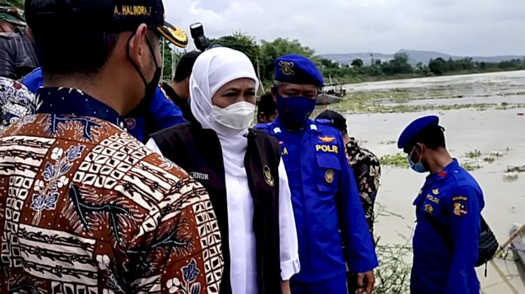 Kunjungan Gubenur Jawa Timur Khofifah Indar Parawansa saat meninjau lokasi perahu terbalik di Bengawan Solo/RMOLJatim