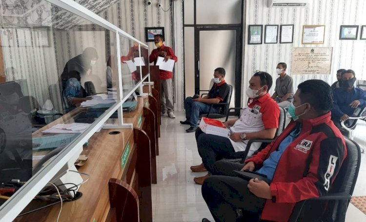 LSM Lira saat mendaftarkan ke Pengadilan Negeri Kraksaan Kabupaten Probolinggo/RMOLJatim