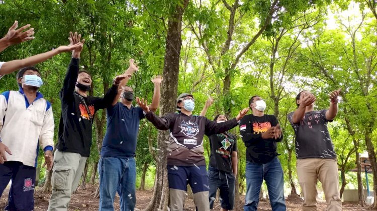 Kang Mahdi bersama komunitas saat melepas ribuan ekor burung. /Ist