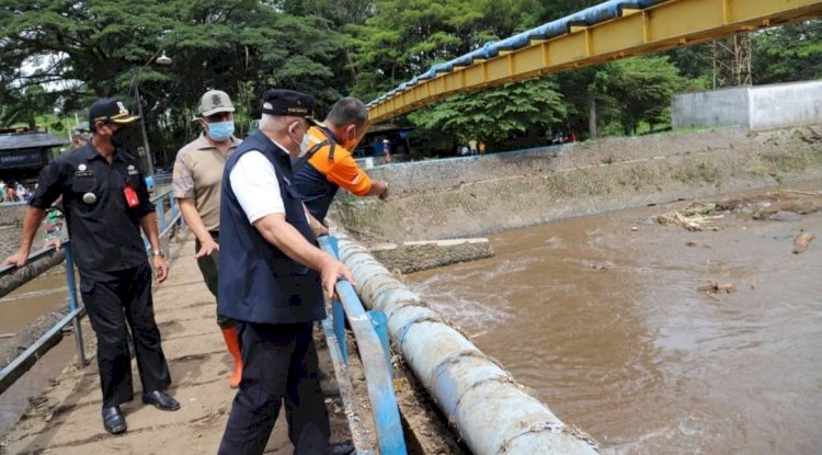 Bupati Malang, Drs. H. M. Sanusi, M.M saat Meninjau Lokasi Jembatan Rusak Akibat Banjir Bandang/Ist