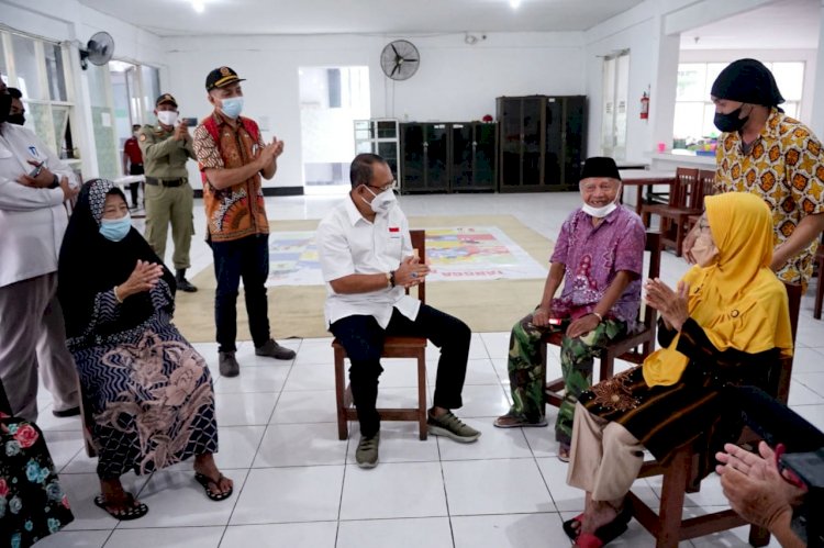 Armuji saat menghibur lansia/Ist