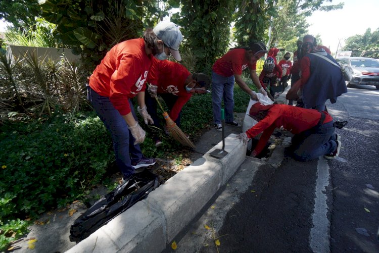 Relawan KG membersihkan gorong-gorong sekitar lapangan Korea/ist