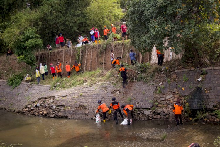 Hadapi Perubahan Cuaca, Pemkot Kediri Antisipasi Potensi Banjir Sungai Kedak  Musim penghujan sudah mulai mengguyur Kota Kediri beberapa hari lalu. Hal ini yang mendasari upaya dari Badan Penanggulangan Bencana Daerah (BPDP) bersinergi dengan Tentara Nasional Indonesia (TNI), Kepolisian Negara Republik Indonesia (Polri), Dinas Lingkungan Hidup, Kebersihan, dan Pertamanan (DLHKP), masyarakat dan relawan di Kota Kediri untuk melakukan langkah kesiapsiagaan dalam mengantisipasi potensi bencana hidr