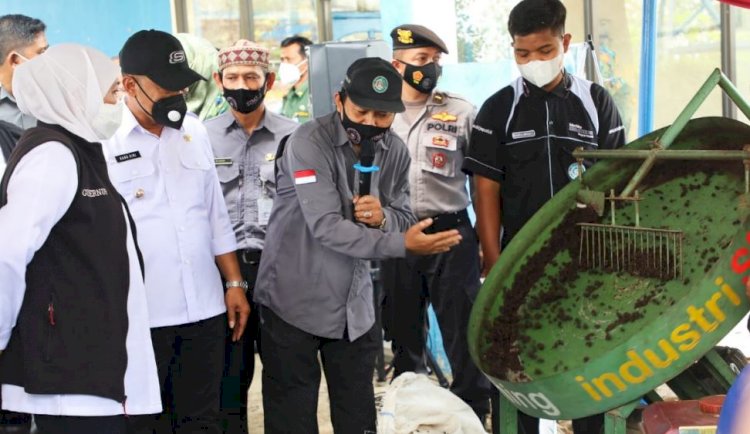 Gubernur Jawa Timur Khofifah Indar Parawansa saat mengunjungi SMKN 1 Jenangan Ponorogo/hms