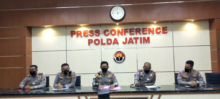 Kabid Humas Polda Jatim Kombes Pol Gatot Repli Handoko (paling tengah) saat rilis kasus kecelakaan maut Vanessa Angel/RMOLJatim